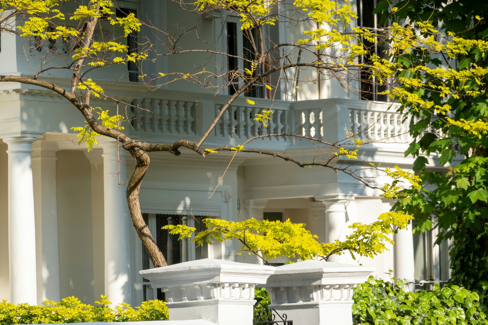 Villa mit Terrasse in der Abenddämmerung