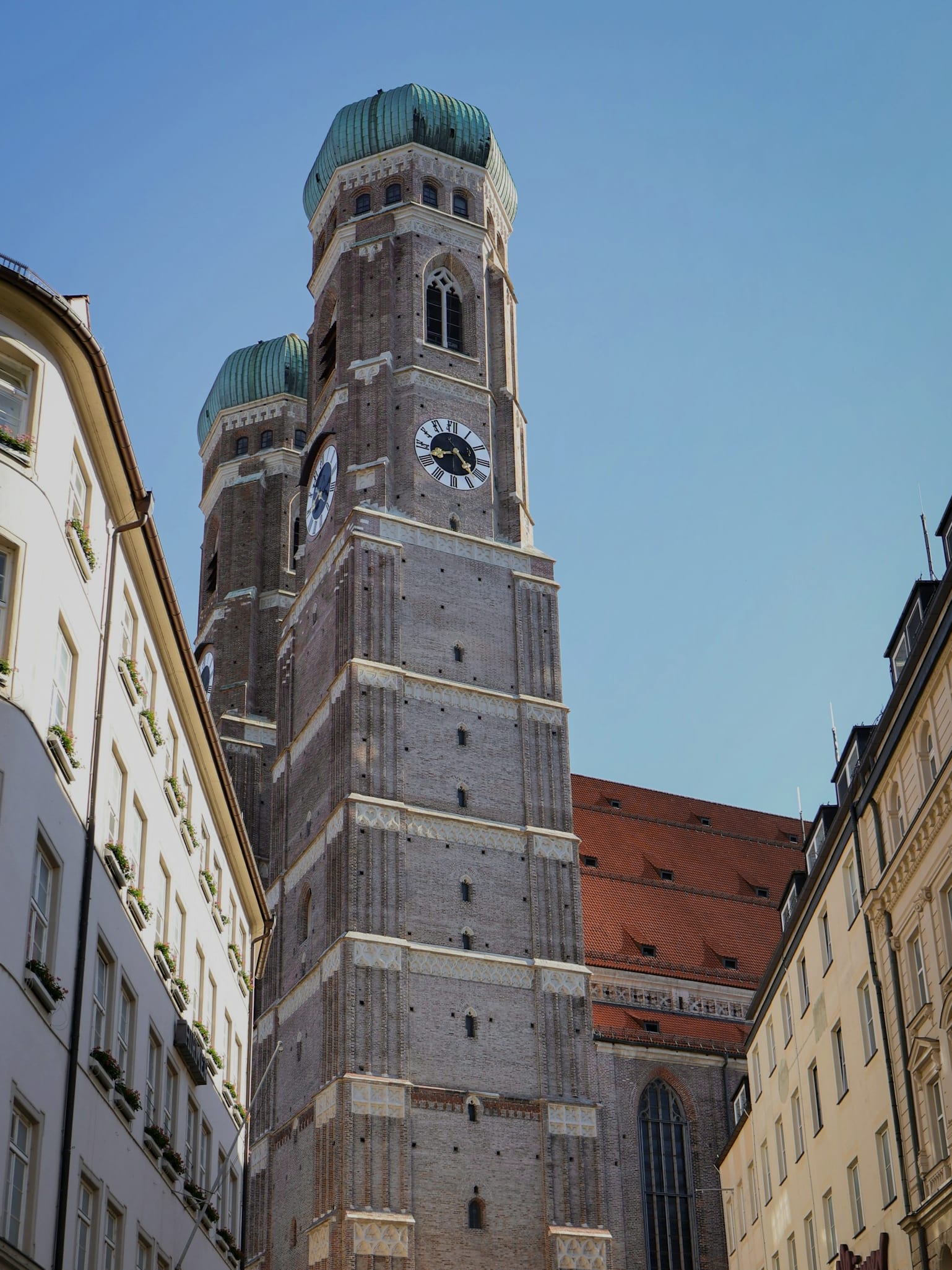 Die Türme der Frauenkirche über der Münchner Altstadt